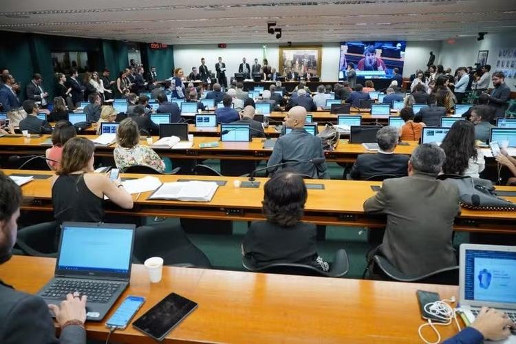 CCJ da Câmara discute nesta terça (19) a redução da maioridade penal em crimes hediondos