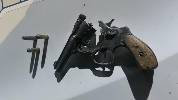 Homem é abordado em blitz da PM e preso por porte ilegal de arma no PI