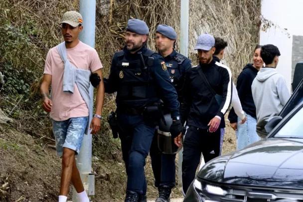 عملية أمنية لترحيل “حراگة” سبتة المحتلة