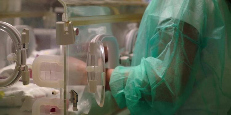 Attendono da otto mesi il risultato dell'autopsia sul piccolo Leo, morto a Cosenza: “Non cerchiamo un colpevole, vogliamo la verità”
