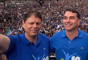 Flávio Bolsonaro acusa Alcolumbre de proteger Moraes, e Tarcísio critica STF em 1ª agenda de rua conjunta
