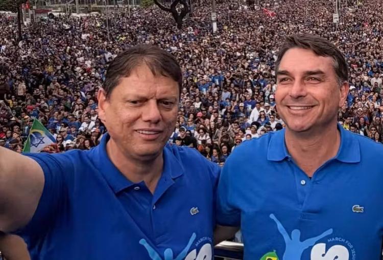 Flávio Bolsonaro acusa Alcolumbre de proteger Moraes, e Tarcísio critica STF em 1ª agenda de rua conjunta
