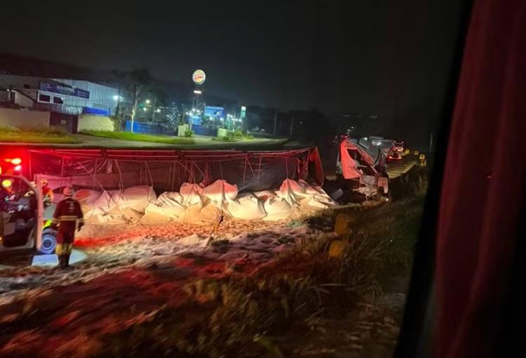 Carreta carregada com arroz tomba, deixa dois feridos e interdita Via Dutra em Barra Mansa