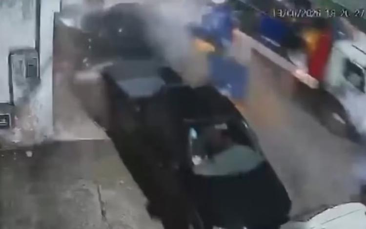 Duas pessoas ficam feridas e cavalo morre após caminhão desgovernado atingir participantes de cavalgada na Bahia