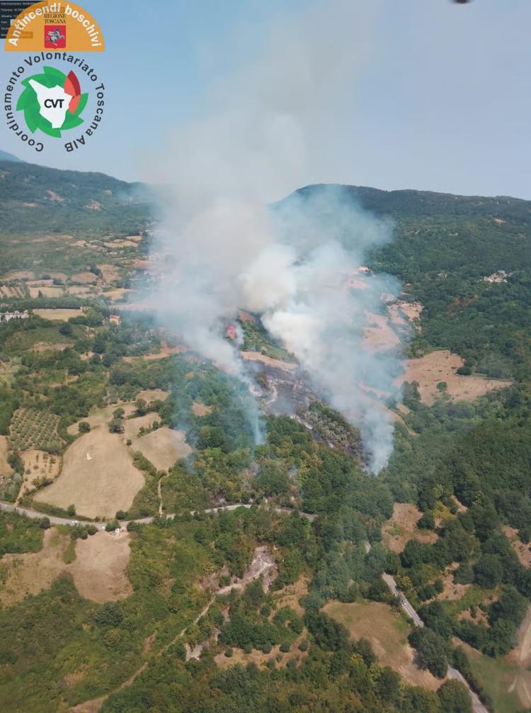 Fiamme nei boschi di Castell’Azzara, in azione elicotteri e canadair