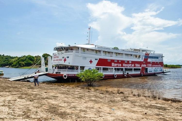 Barco hospital leva cirurgias e exames a comunidades ribeirinhas no interior do Amazonas