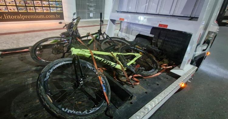 Ciclistas empinam bike na frente dos agentes de trânsito na Estrada da Rainha em BC