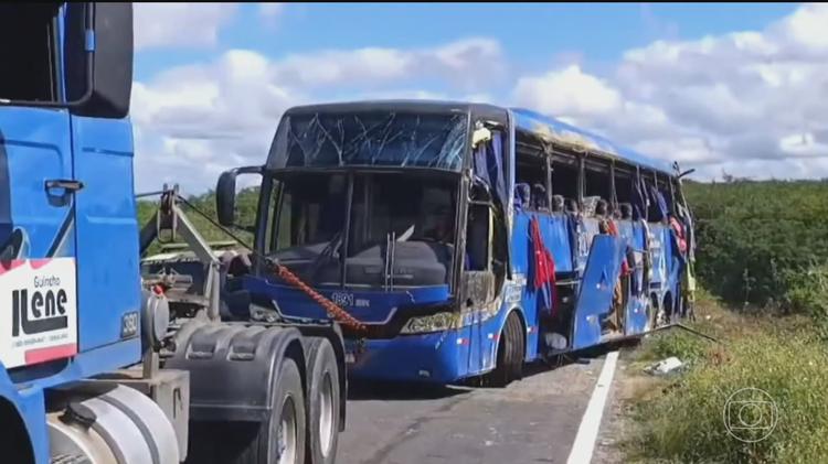 Acidente com ônibus que levava time de basquete deixa 7 mortos no Ceará