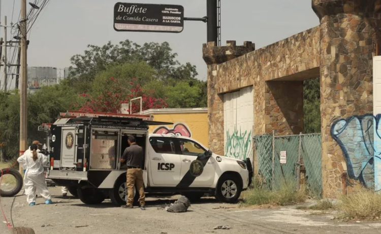 Investigan hallazgo de una persona sin vida en vehículo de Juárez