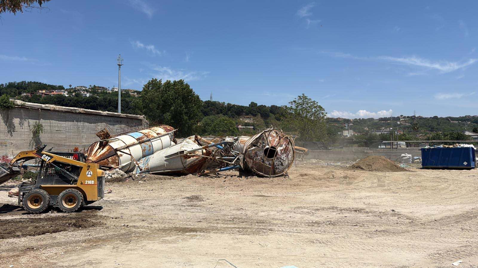 Quarto, abbattuti i silos dell’ex cementificio confiscato al clan di camorra Nuvoletta-Polverino