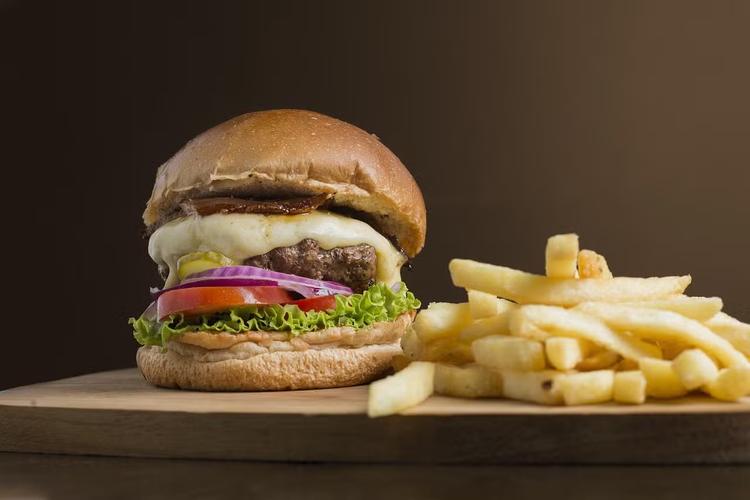Empresa é condenada por oferecer hambúrguer, batata frita e refrigerante como alimentação diária a funcionária