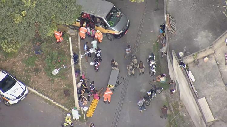 Van escolar bate em árvore e deixa cerca de 10 crianças feridas em BH