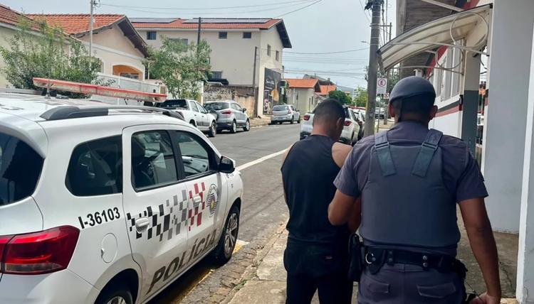 VÍDEO: câmera flagra homem em fuga após roubar celular e sair de loja sem pagar por comida em Limeira