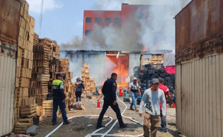 Fuego consume alrededor de 80 autos en yonke de Ciudad Juárez