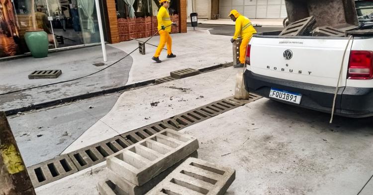 Calçadão da Avenida Central passa por manutenção na drenagem para reduzir impactos das chuvas