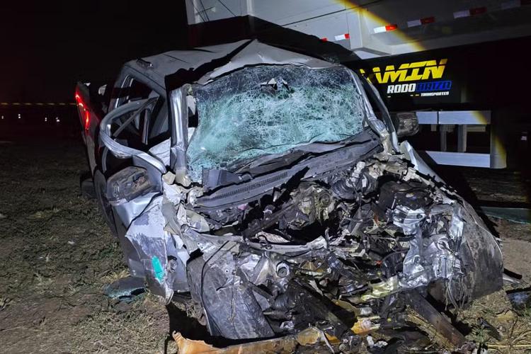 Motorista de caminhonete morre após tentar ultrapassagem e bater de frente com carreta na BR-070 em MT