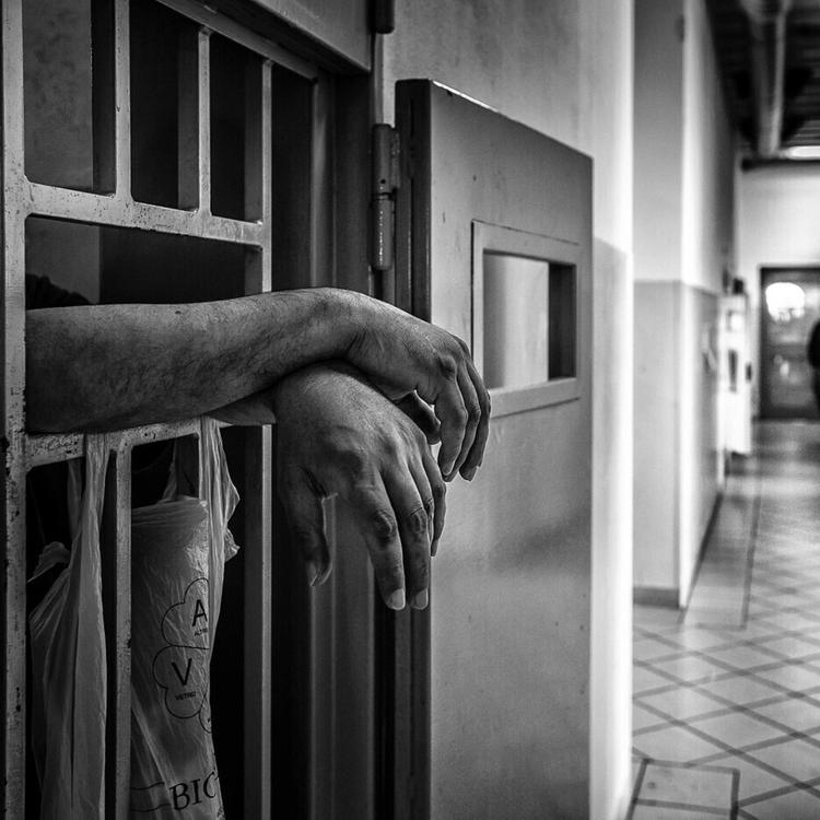 Tragedia in carcere, un detenuto dà fuoco al materasso in cella e muore per le esalazioni