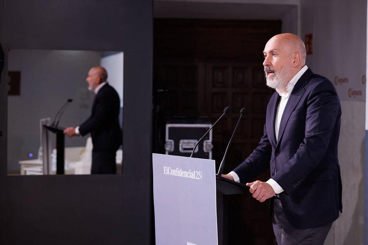 Nacho Cardero, director de El Confidencial, pronunciando el discurso de bienvenida.