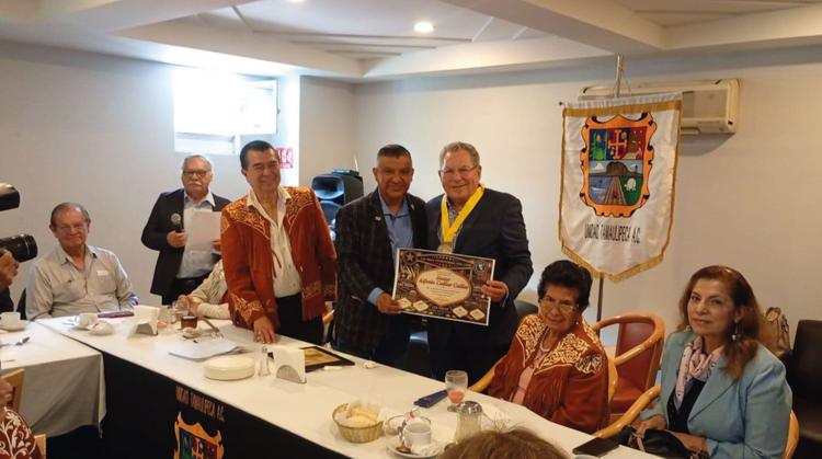 Desde el otro lado del Río Bravo; Alfredo Cuéllar Cuéllar fue homenajeado