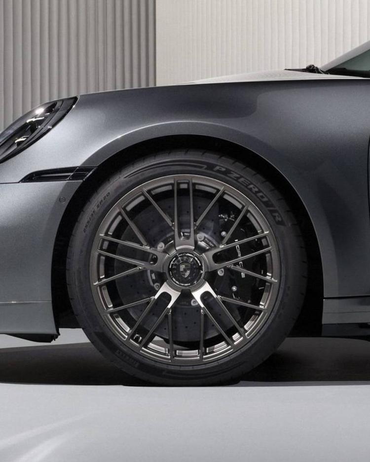 Pirelli, il nuovo P Zero R porta il motorsport sulla Porsche 911 Turbo S