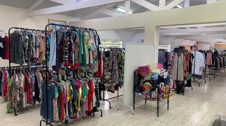 Bazar tem mercadorias apreendidas pela Receita Federal com peças de R$ 2 e eletrônicos a partir de R$ 25, em Curitiba
