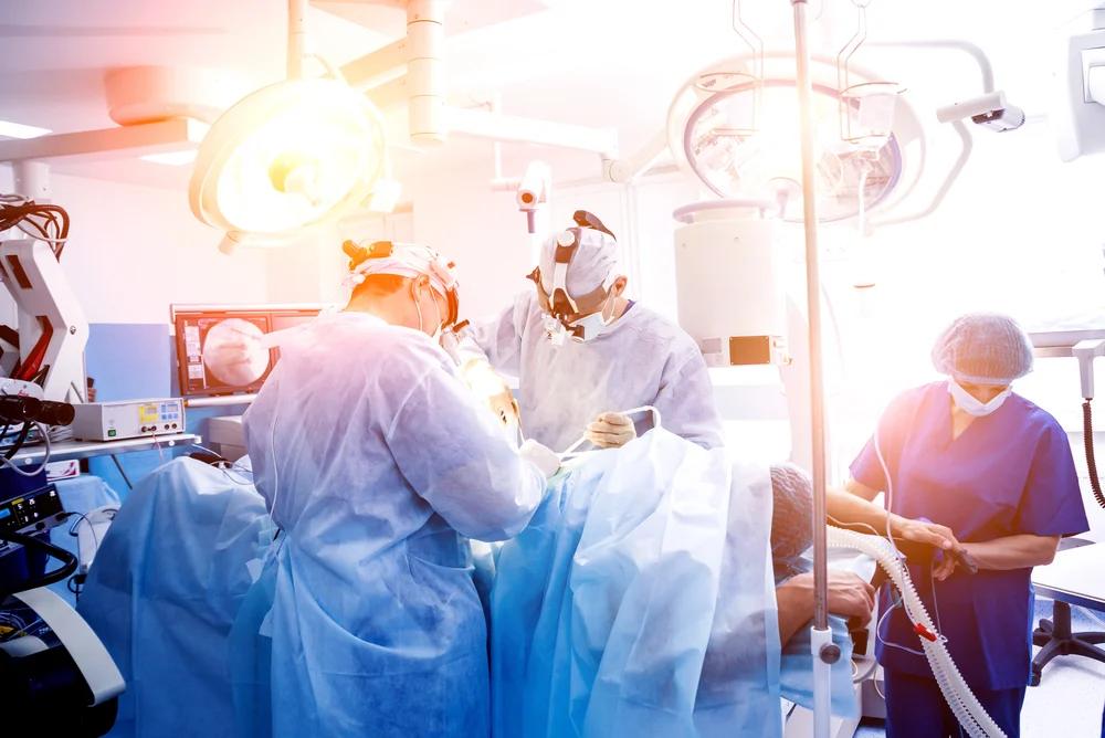 Medico ultraottantenne in corsia e in sala operatoria nel salernitano: chieste verifiche
