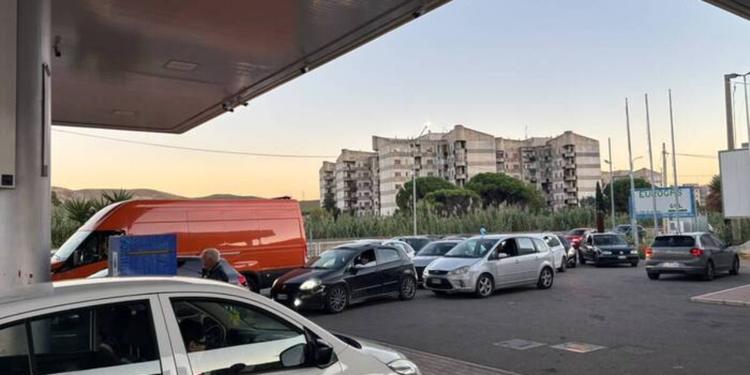 Calabria, distributori senza carburante e lunghe code per fare rifornimento: è corsa a benzina e diesel
