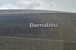 El escudo vuelve a la fachada del Bernabéu