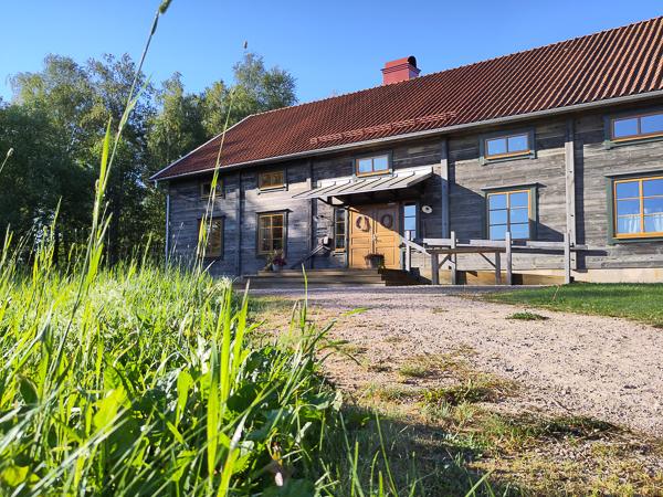 Rezeption und Restaurant des Trakt Forest Hotel