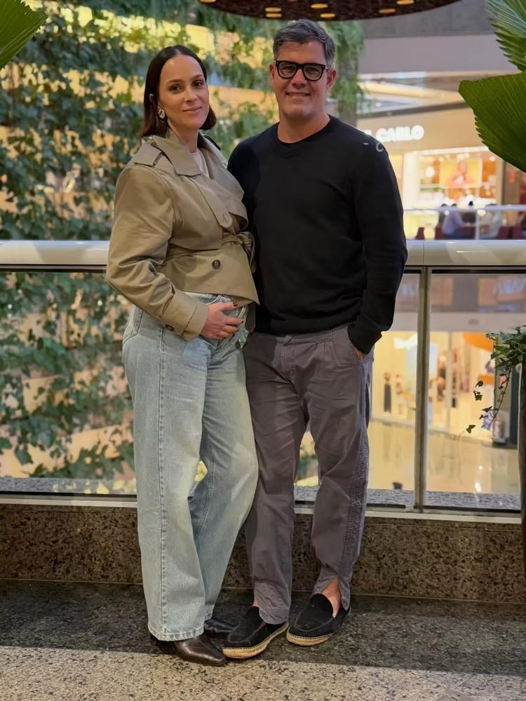 Juliano Cazarré e a mulher, Letícia, anunciam que estão à espera do sétimo filho
