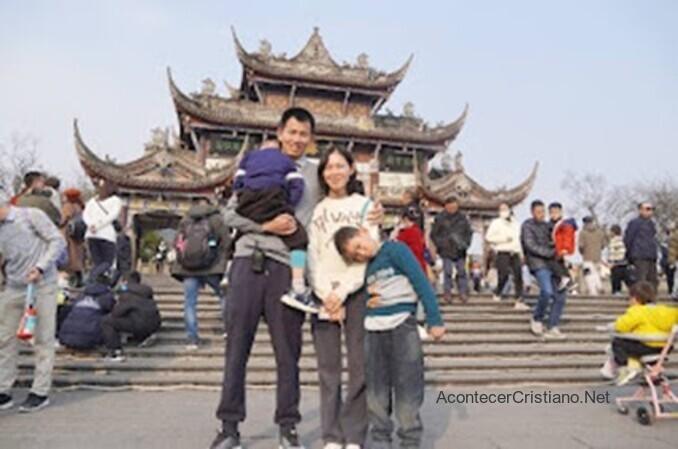 Pastor chino con arresto domiciliario evangeliza a los policías que lo vigilaban