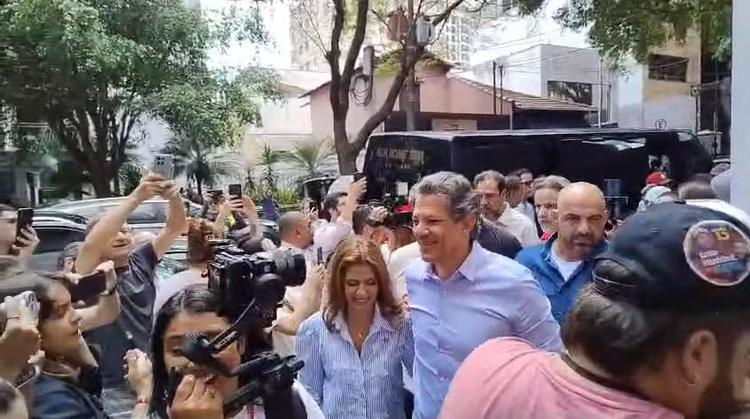 Haddad chega para votar em Indianópolis, na Zona Sul de SP