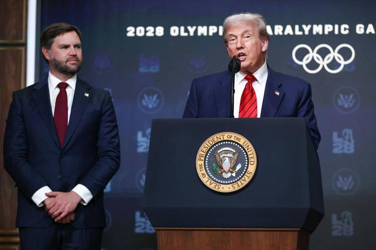 "Messaggio a Vance in caso di morte”. Cosa c'è dietro alla lettera segreta di Trump