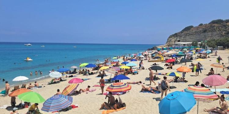 Le vacanze in Calabria sempre più care: il relax in spiaggia si paga a rate