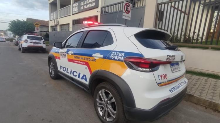 Mulher armada com faca pula muros para invadir casa de homem e ameaçá-lo em MG