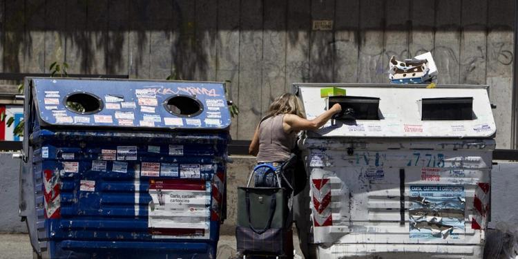 Lavoratori impoveriti e anziani, salari ancora sotto il livello pre-Covid