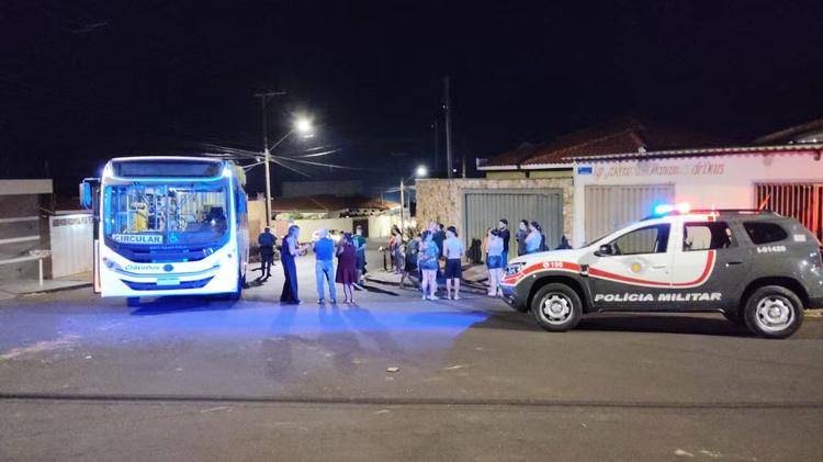 Motociclista morre após colisão com ônibus em cruzamento de Cravinhos, SP