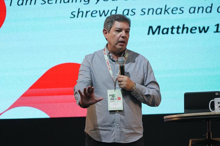 “Nem toda porta que se abre é uma oportunidade de Deus”, diz pastor sobre ministério