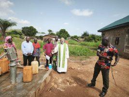 Centrafrica. Padre Gusmeroli racconta trauma della guerra, chiese piene e pozzi in costruzione