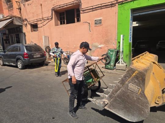 السلطة المحلية بالملحقة الإدارية الباهية تواصل حملات تحرير الملك العام وتحجز عربات ولوحات إشهارية
