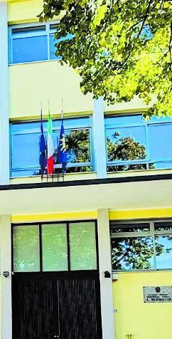 Cerca di sedare rissa tra studenti: prof colpito alla testa