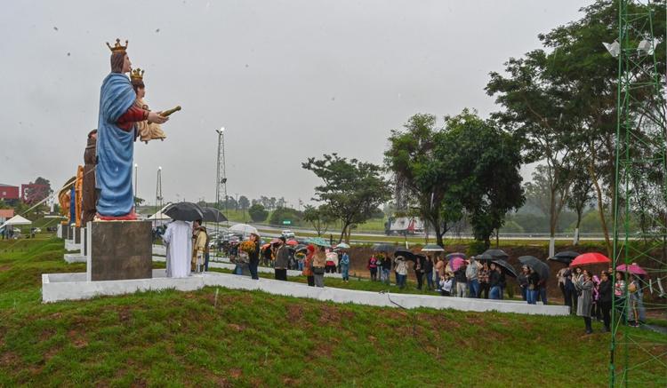 Espaço com santos gigantes às margens de rodovia no interior de SP é ampliado e ganha sete novas imagens religiosas