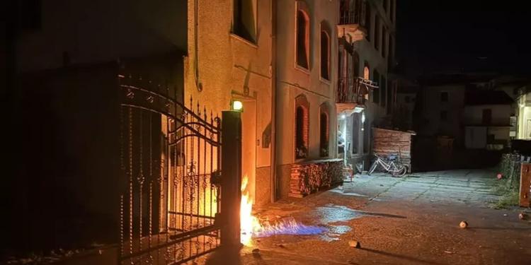 Bottiglie incendiarie contro l'abitazione di un cronista nel Vicentino, minacce a Meloni e don Patriciello. La premier: "Attacco irricevibile alla libertà di stampa"