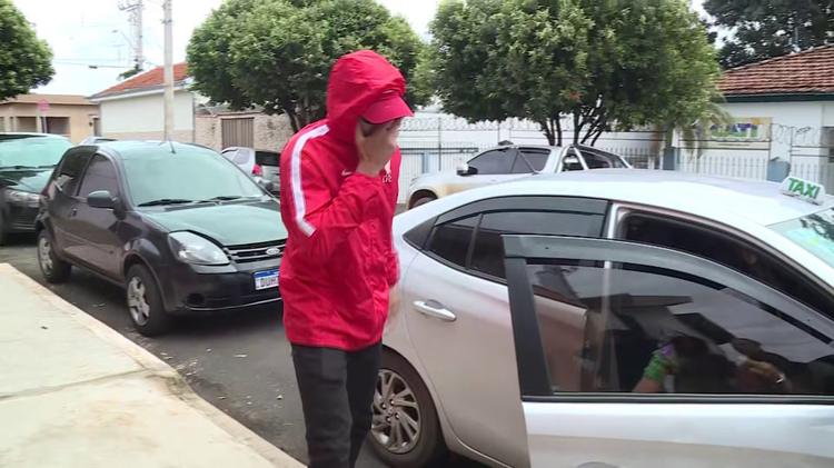 Suspeito de atropelar a ex em moto com atual namorado se apresenta à polícia e é preso no interior de SP