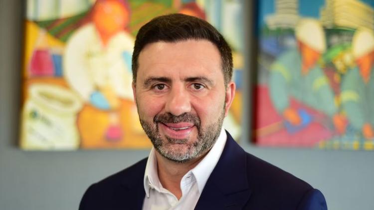 Quem é o empresário que doou R$ 500 mil para Lula e R$ 500 mil para Flávio Bolsonaro
