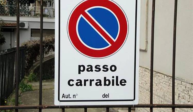 Delirio a Verona: passo carrabile solo a chi si dichiara antifascista. Poi la marcia indietro