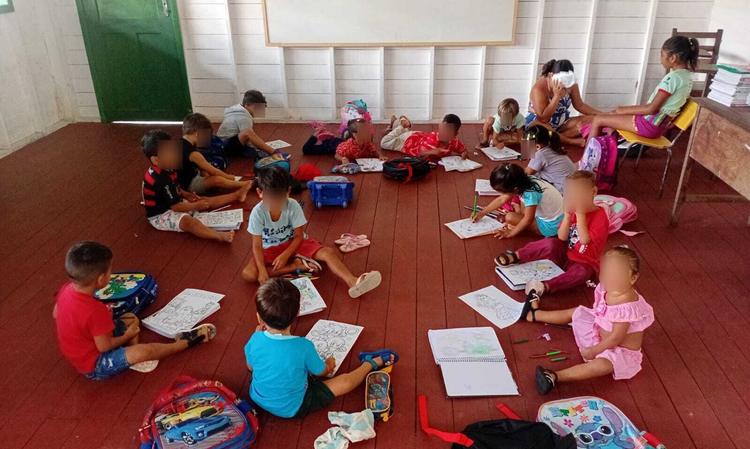 Crianças estudam sentadas no chão por falta de cadeiras em escola municipal de Breves, no PA