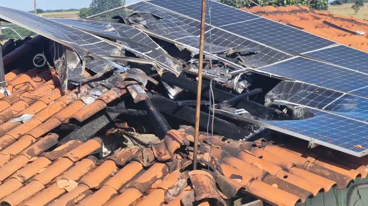 Placa solar pega fogo e destrói casa no Shopping Park, em Uberlândia