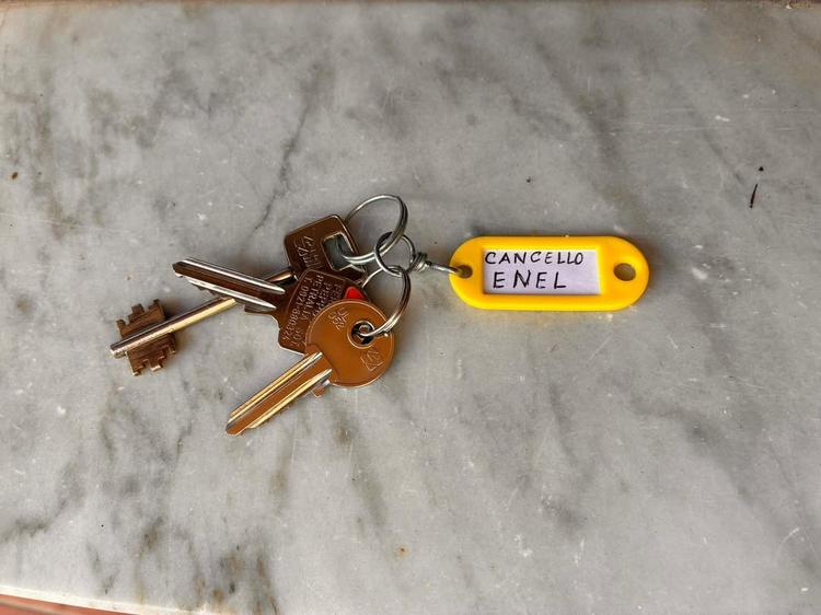 🟡AVVISO🟡  è stato ritrovato questo mazzo di chiavi davanti l entrata dell’ attuale scuola. Il proprietario può ritirar...