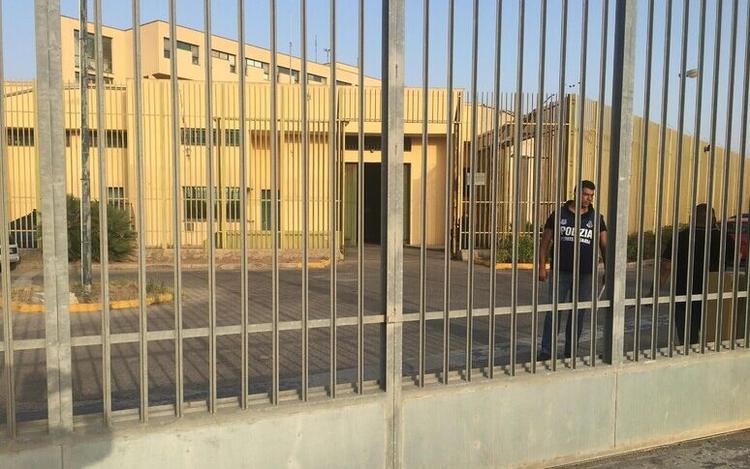 Sequestra e stupra la compagna che voleva lasciarlo, arrestato un 40enne a Pedara